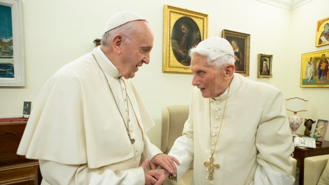 Papa Francisco encontró muy enfermo a Benedicto XVI