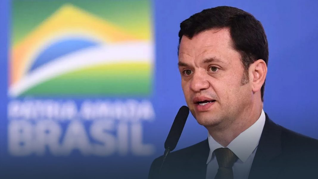 Exministro de Bolsonaro regresará a Brasil para entregarse a la justicia