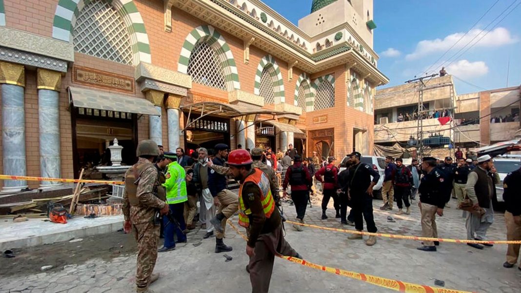 Pakistán amanece con un ataque suicida en mezquita dejando al menos decenas de muertos y cientos de heridos