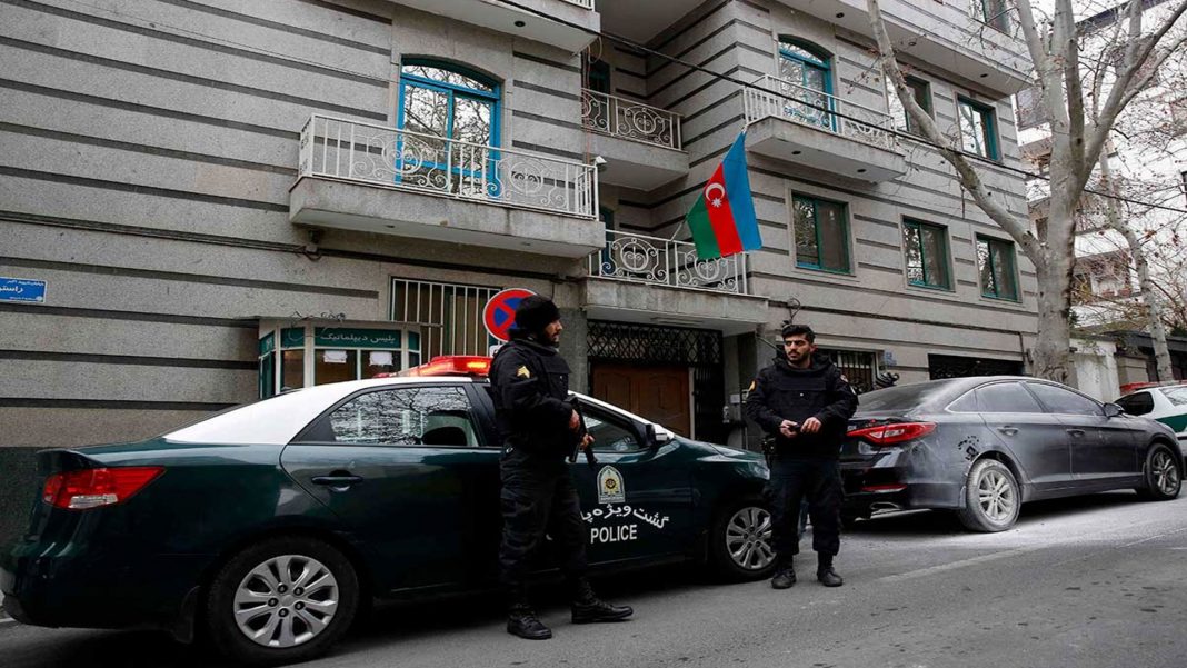 Hombre ataca embajada de Azerbaiyán en Irán