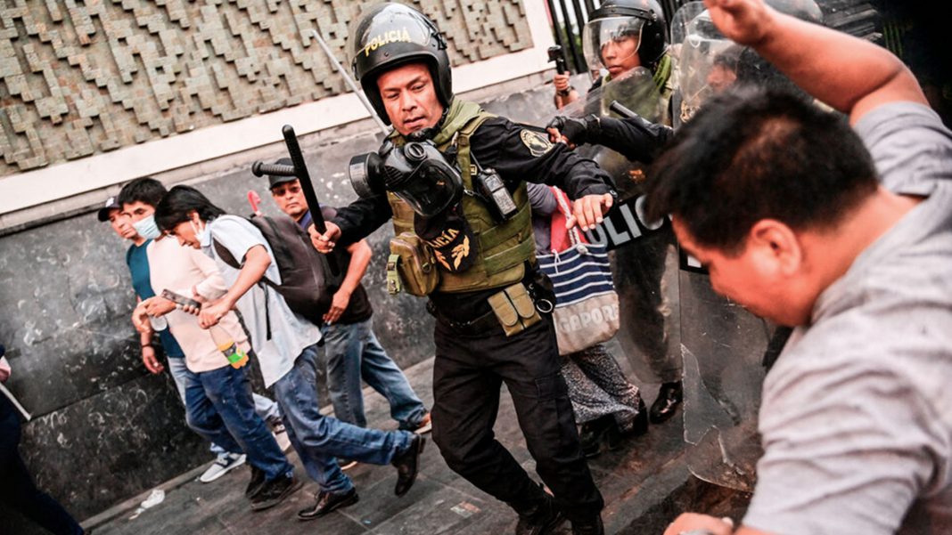 Represión policial y violencia se recrudece contra manifestantes en Perú