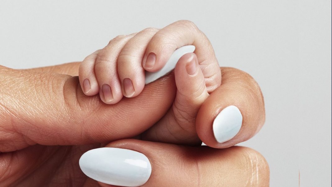 Paris Hilton anuncia el nacimiento de su primer bebé