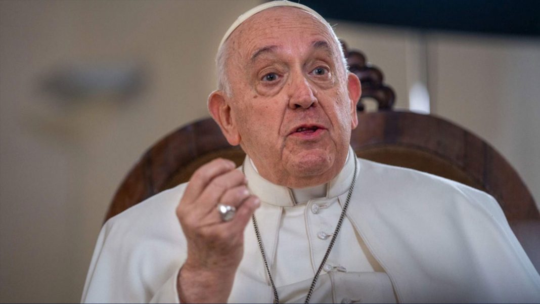 Papa Francisco señala que la homosexualidad no es delito