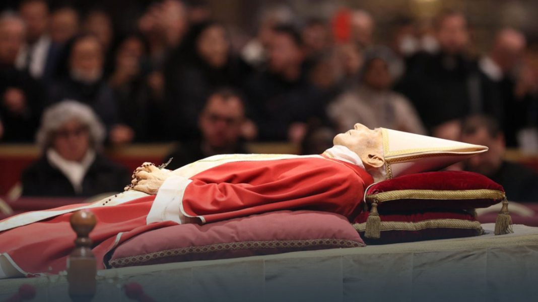 Católicos despiden a papa emérito Benedicto XVI