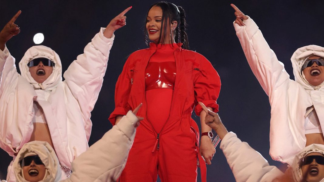 Super Bowl: Con bebé a bordo Rihanna ofrece un show alucinante (+Video)