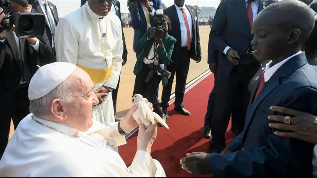 Papa Francisco arriba a Sudán del Sur nación en guerra civil