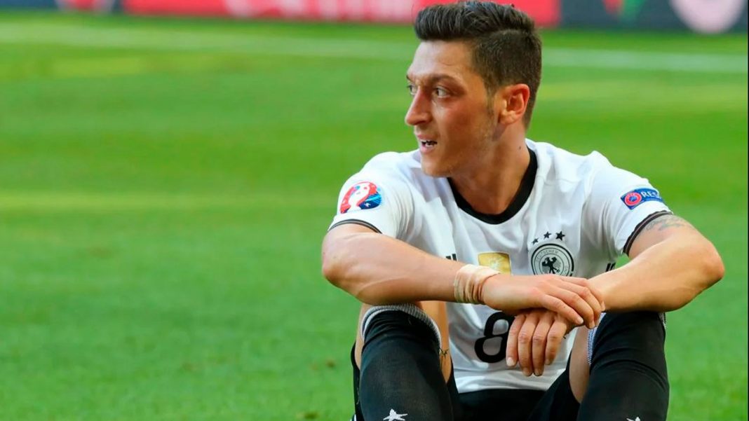 Mesut Özil se retira del fútbol profesional