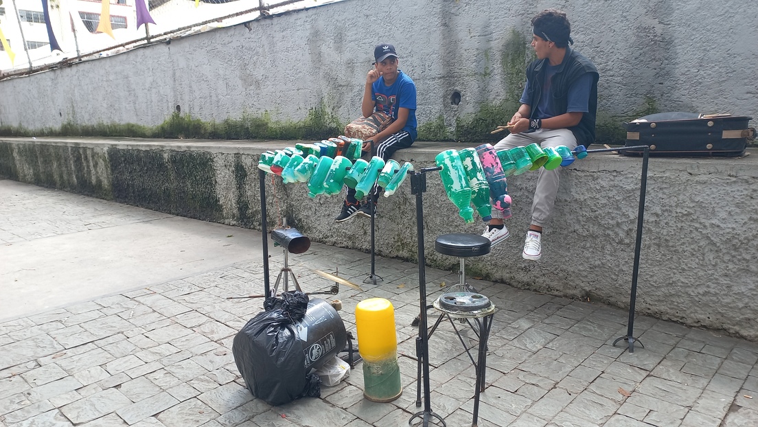 joven creador batería