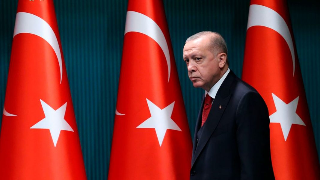 Erdogan firma decreto para adelanto de elecciones generales en Türkiye