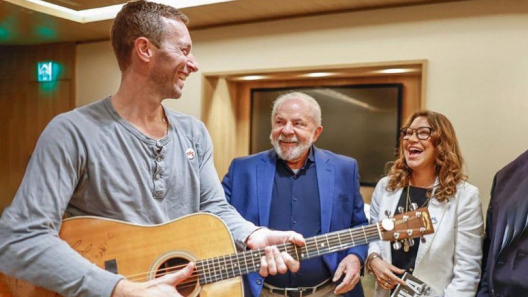Coldplay le regaló guitarra autografiada al Presidente de Brasil