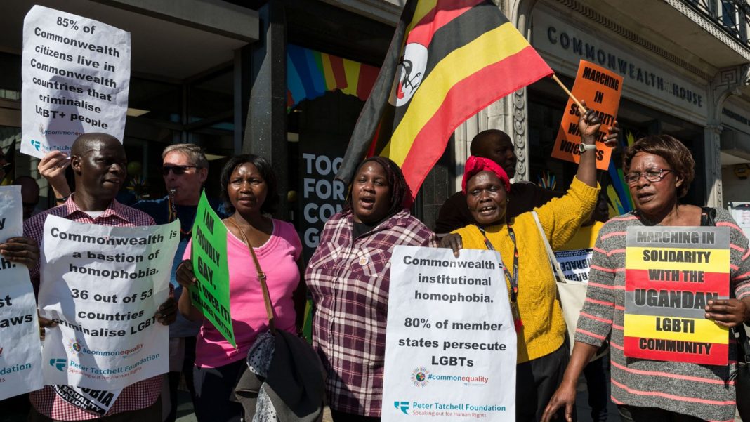 Homosexuales en Uganda podrían enfrentar hasta 10 años de cárcel