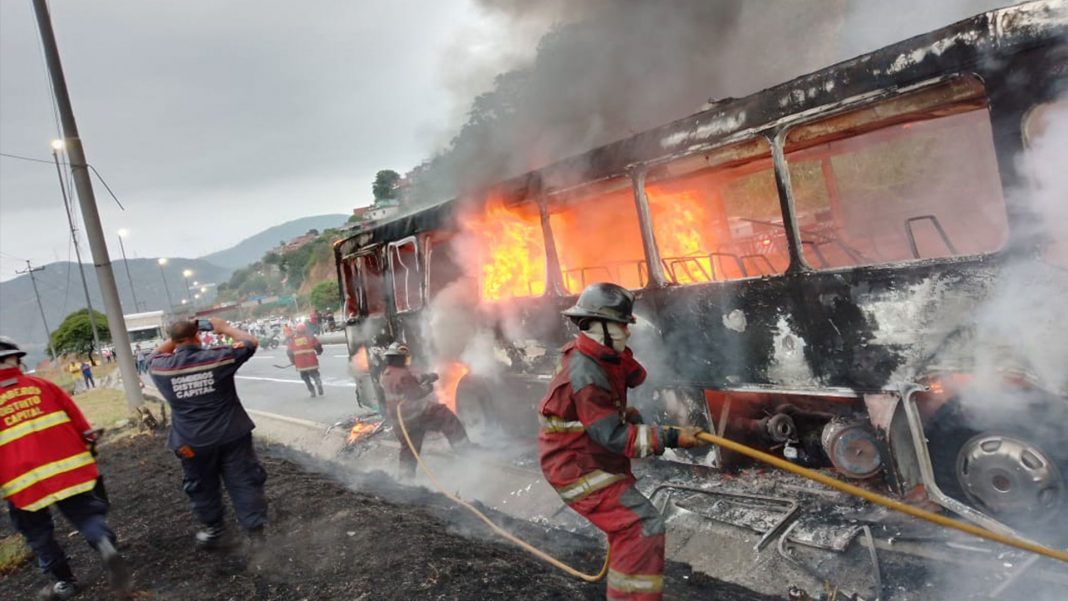 Se registró incendio en transporte público en autopista Caracas - La Guaira (+Video)