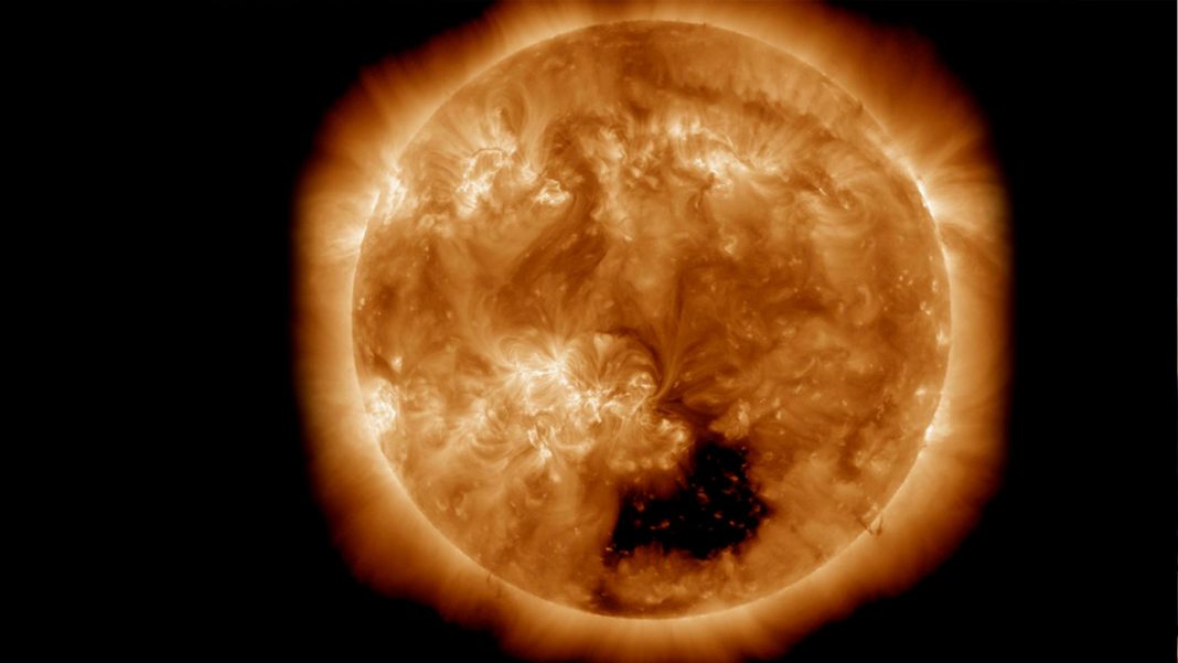 Revelan agujero en el Sol donde entrarían 30 planetas Tierra