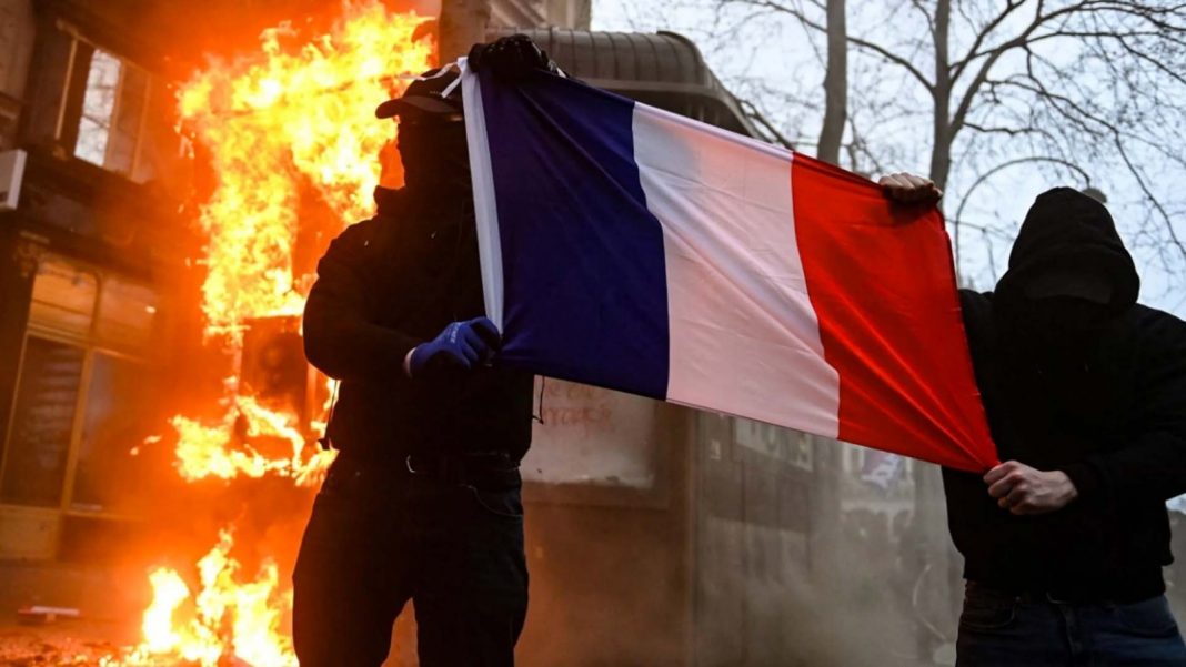Francia todo un polvorín por protestas contra Macron