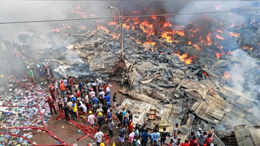 Enorme incendio arrasó un mercado de ropa en Bangladesh