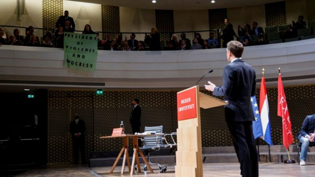 Emmanuel Macron manifestantes La Haya