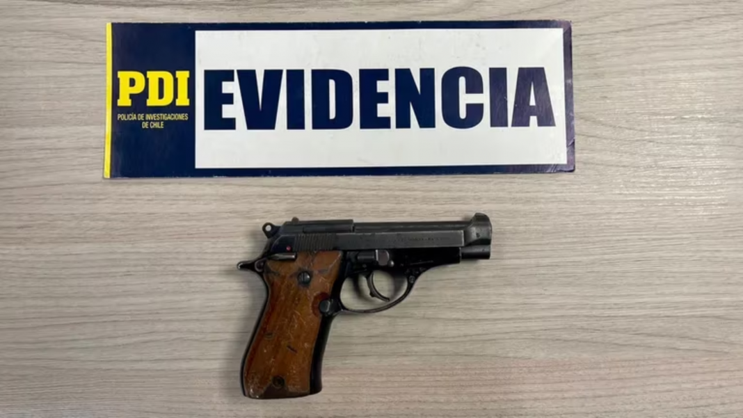 Pinochet policía pistola