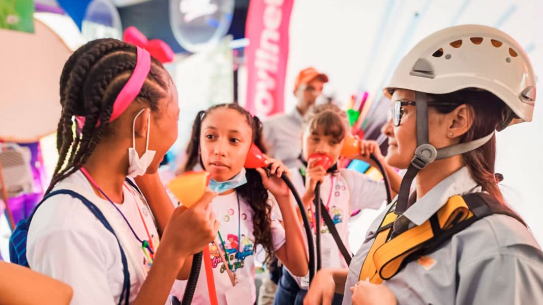 Niños y niñas del semillero científico aprenden sobre los alcances de las telecomunicaciones