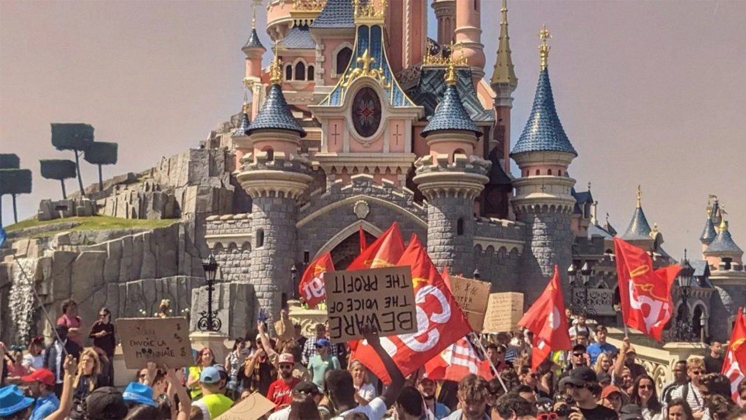 Trabajadores en Disneyland París protestan por mejoras salariales