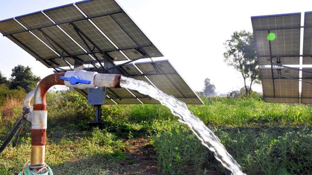 pozo de agua alimentado con energía solar