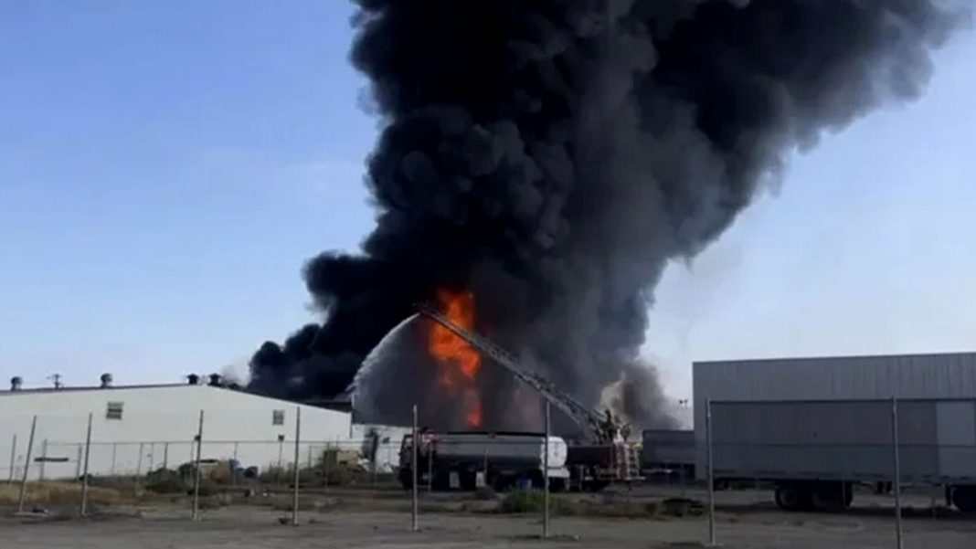 Fuerte incendio Tijuana fábrica esponjas colchones