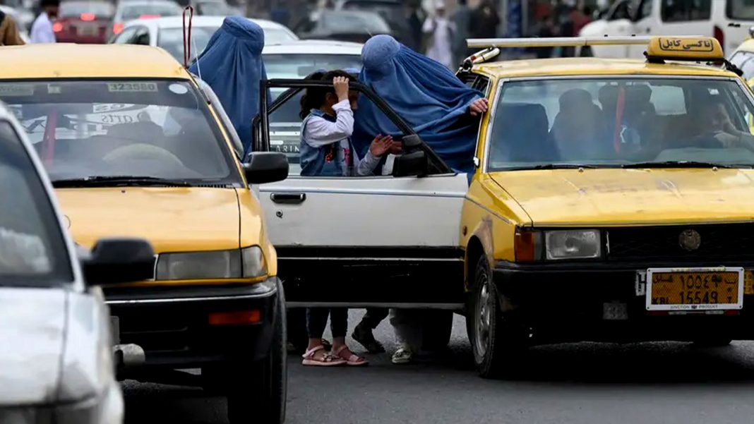 mujeres sin burkas taxi