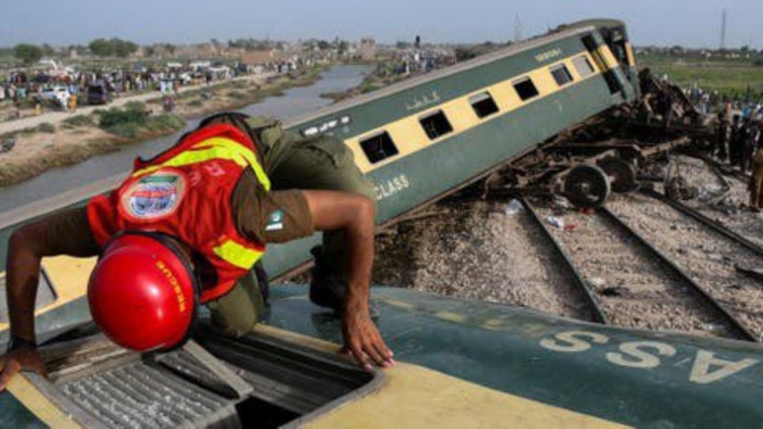 descarrilamiento tren Pakistán