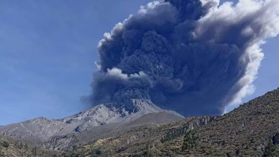 Nueva explosión en volcán Ubinas pone en alerta el sur de Perú