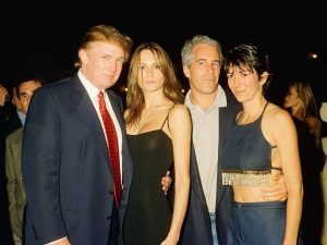 Donald Trump, Melania Trump, Jeffrey Epstein y Ghislaine Maxwell (a la derecha) en una foro de archivo.