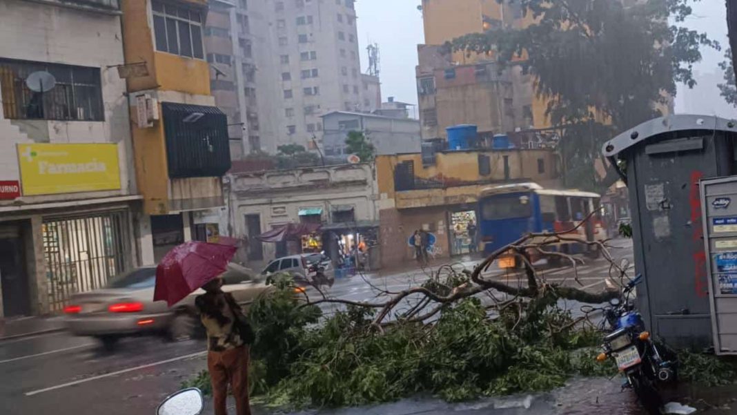 fuertes lluvias Caracas lunes