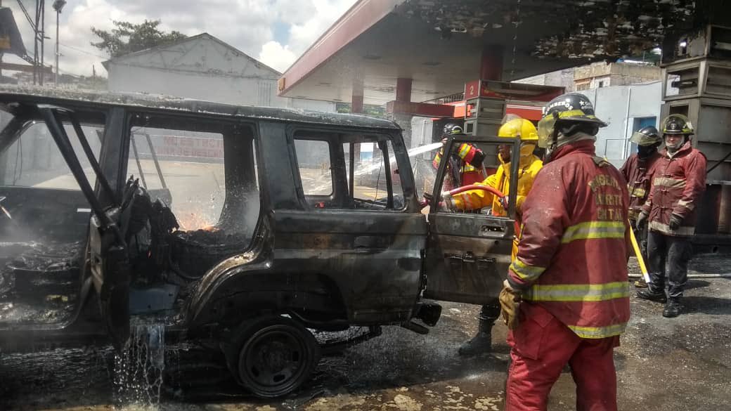 Incendio de Camioneta Jeep en estación de servicio de Catia este domingo