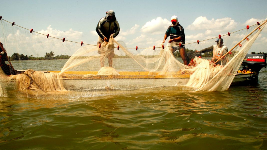 Pescadores sacan más de 3 toneladas de plástico del Lago de Maracaibo