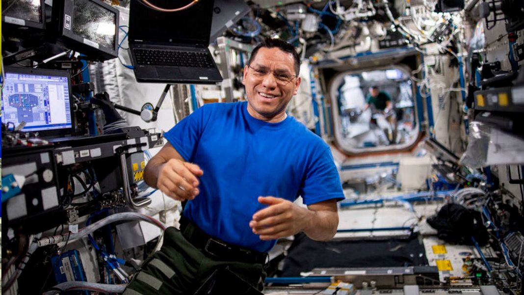 Astronauta salvadoreño récord de la NASA llega a la Tierra