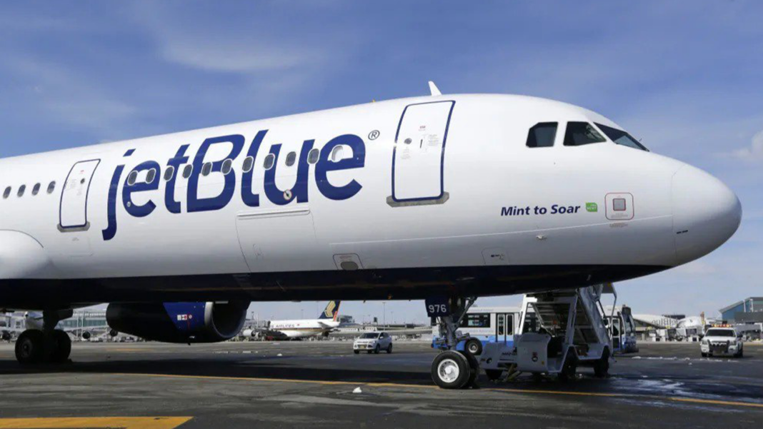 Avión de JetBlue se inclina al desembarcar a en Estados Unidos