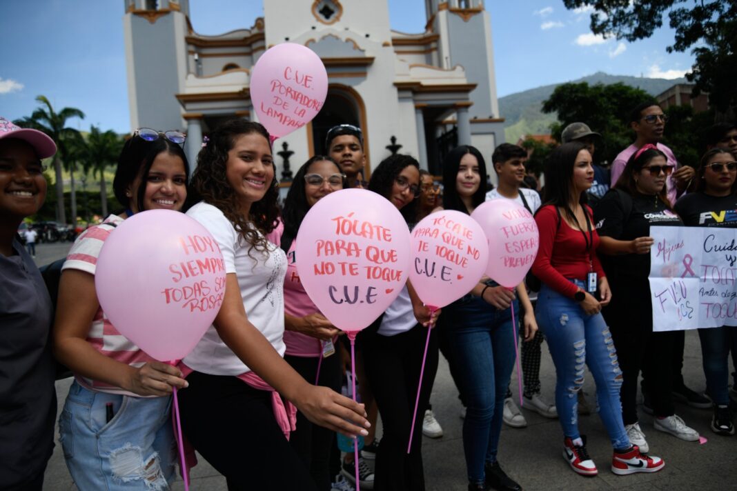 Mujeres venezolanas Caminata Rosa