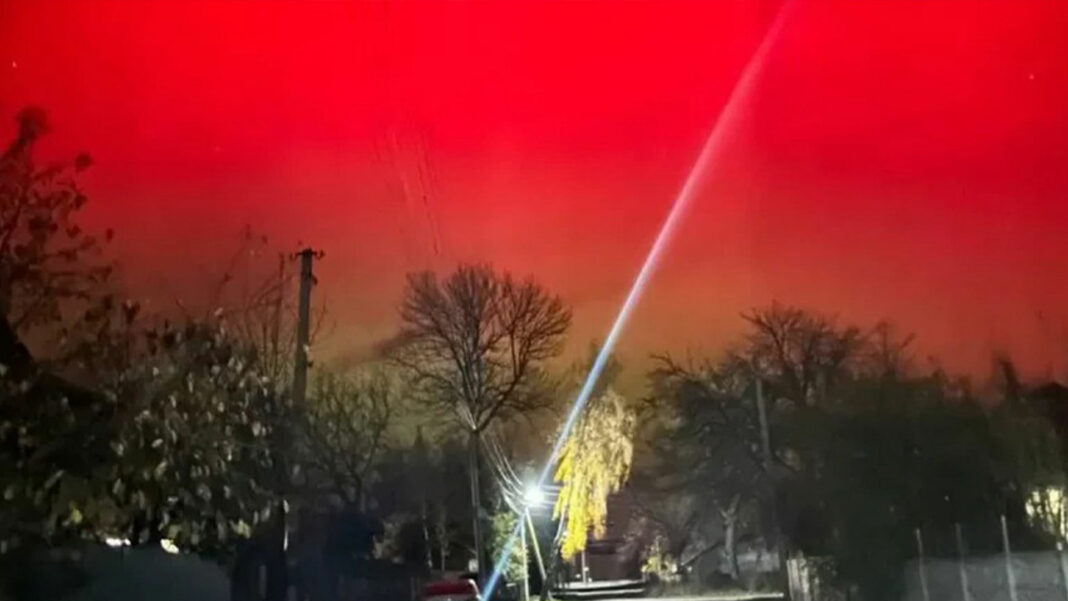 Aurora boreal escarlata ilumina el cielo de Rusia