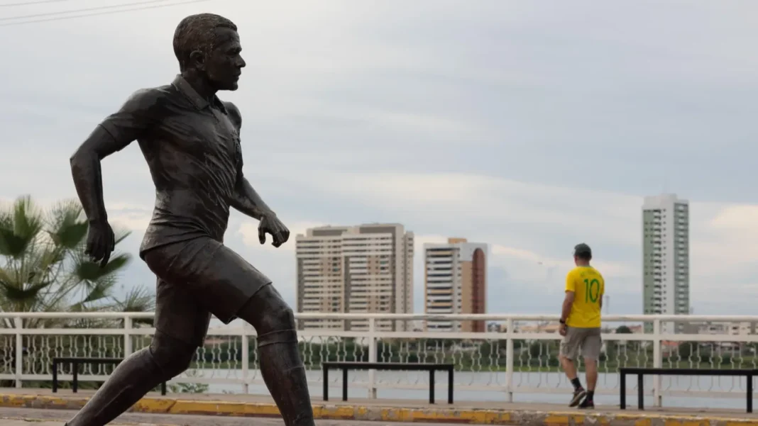 Dani Alves estatua