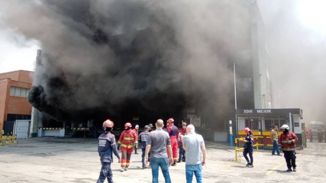 Reportan incendio en la zona industrial de la California Sur