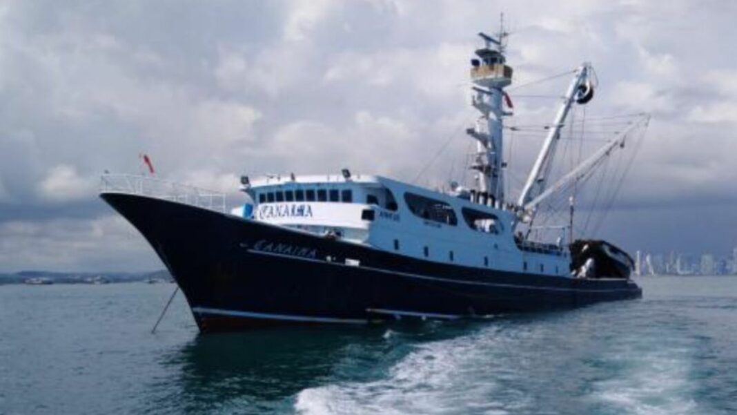 barcos pesqueros Galápagos