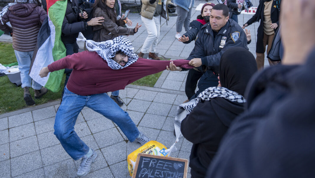 Detienen a estudiantes de California en campamento por palestina