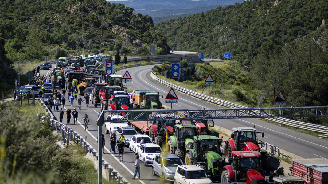 Agricultores bloquean frontera España Francia