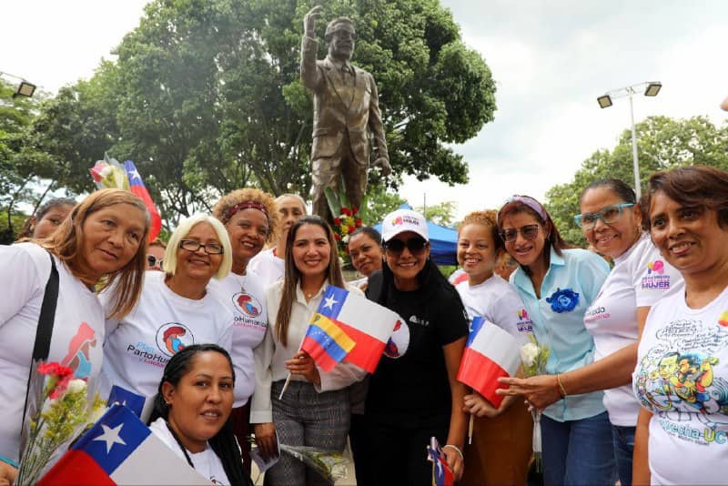 mujeres honran Salvador Allende