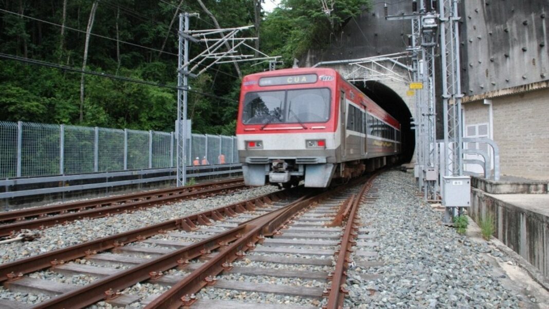 Línea ferroviaria Caracas-Cúa vía única temporal domingo