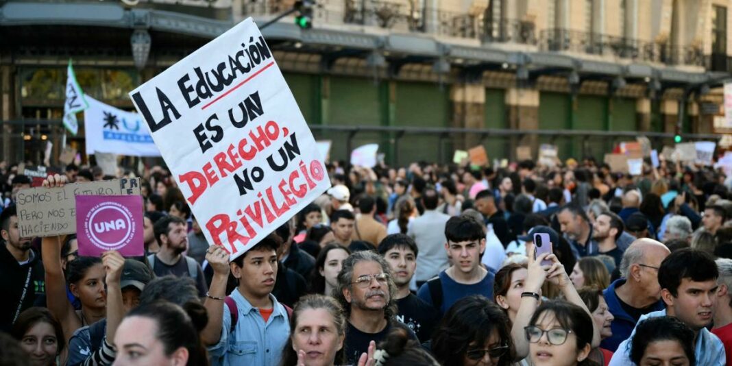 Comunidad educativa Argentina marcha desfinanciamiento