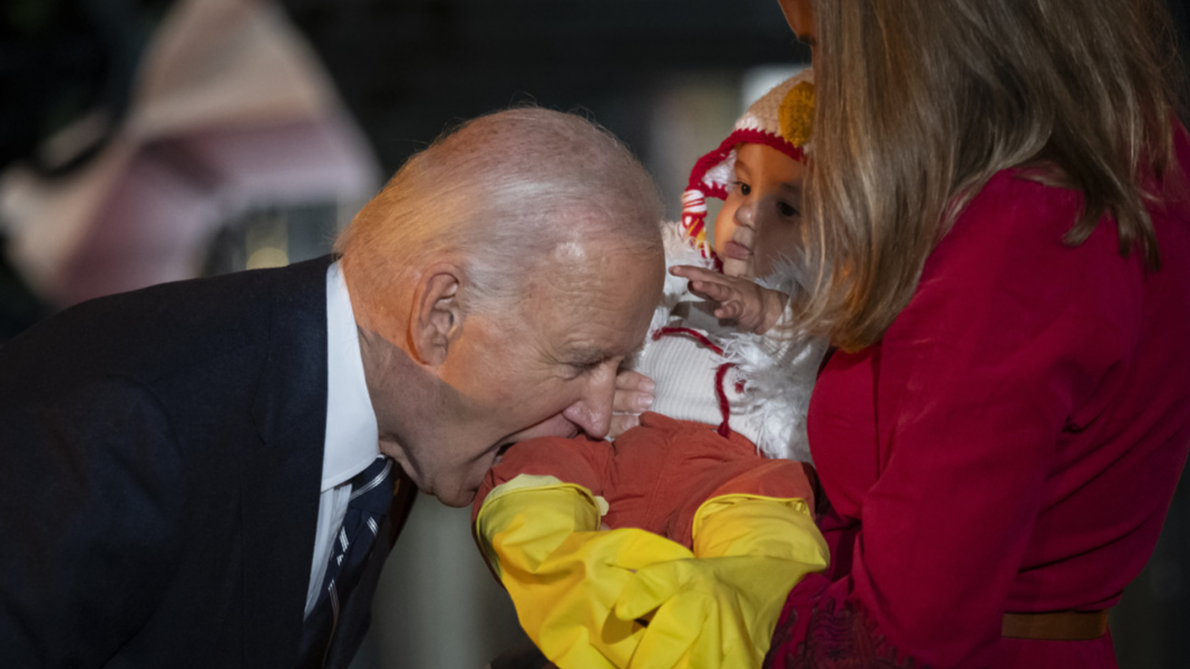 Joe Biden bebés mordió Halloween