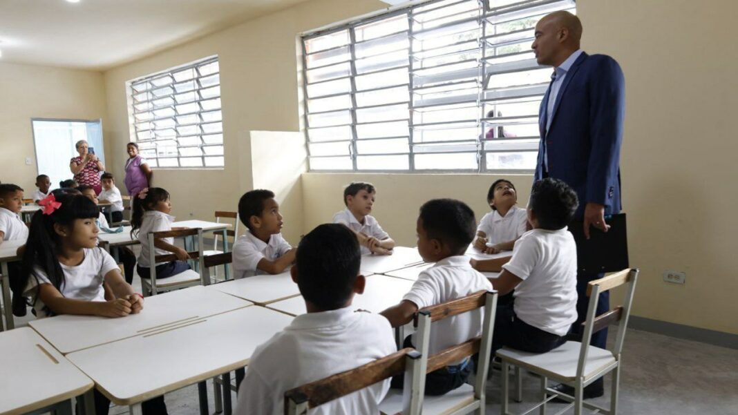 Ministro Rodríguez educación maestros