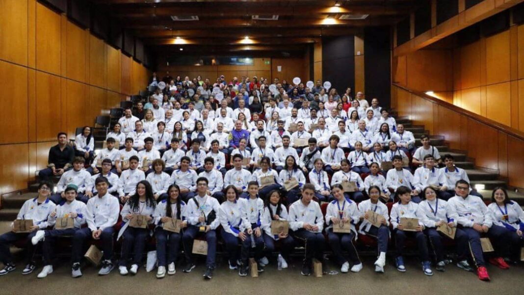 Niños y jóvenes de Semilleros Científicos visitaron sede del Mincyt