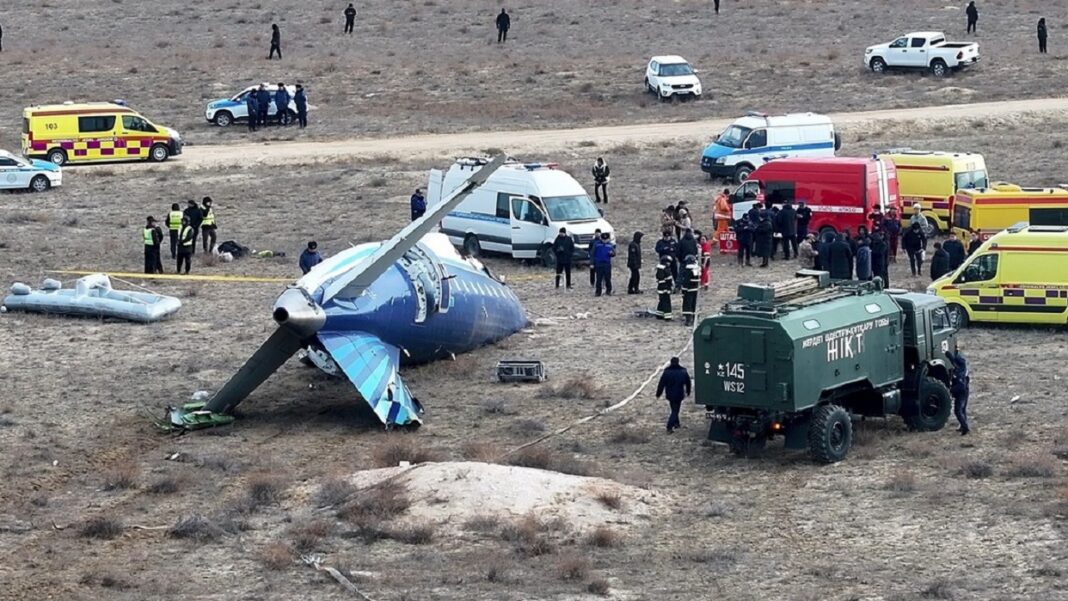 32 personas sobrevivieron al accidente aéreo en Kazajistán