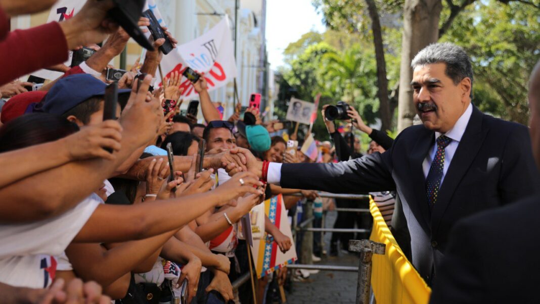 Nicolás Maduro pueblo calle juramentación