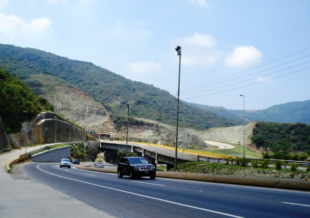 Autopista Caracas-La Guaira cierre